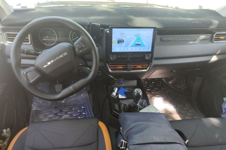 Used JMC Baodian 2025 2.5T Manual Diesel Two-Wheel Drive Long Wheelbase Interior 2
