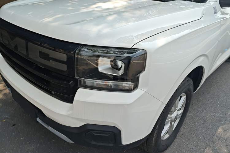 Used JMC Baodian 2025 2.5T Manual Diesel 4x4 Long Wheelbase Flat-Base Cargo Bed Left Front Headlight
