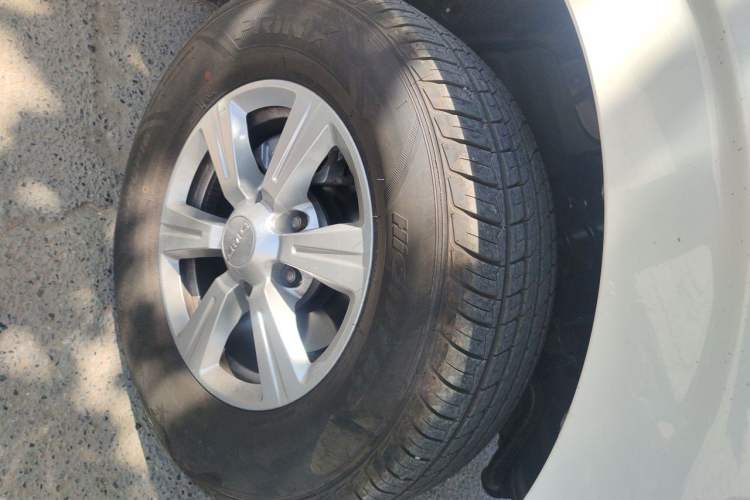Used JMC Baodian 2025 2.5T Manual Diesel Two-Wheel Drive Long Wheelbase Right Front Wheel Hub