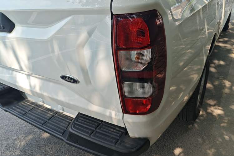 Used JMC Baodian 2025 2.5T Manual Diesel 4x4 Long Wheelbase Flat-Base Cargo Bed Right Rear Taillight
