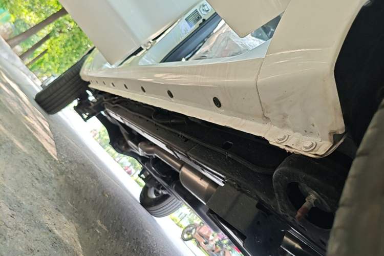 Used JMC Baodian 2025 2.5T Manual Diesel 4x4 Long Wheelbase Flat-Base Cargo Bed Right Side Sill