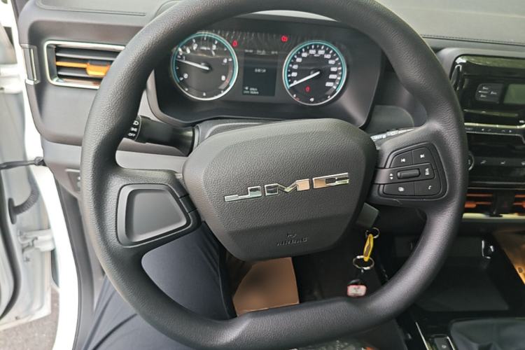 Used JMC Baodian 2025 2.5T Manual Diesel 4x4 Long Wheelbase Flat-Base Cargo Bed Steering Wheel