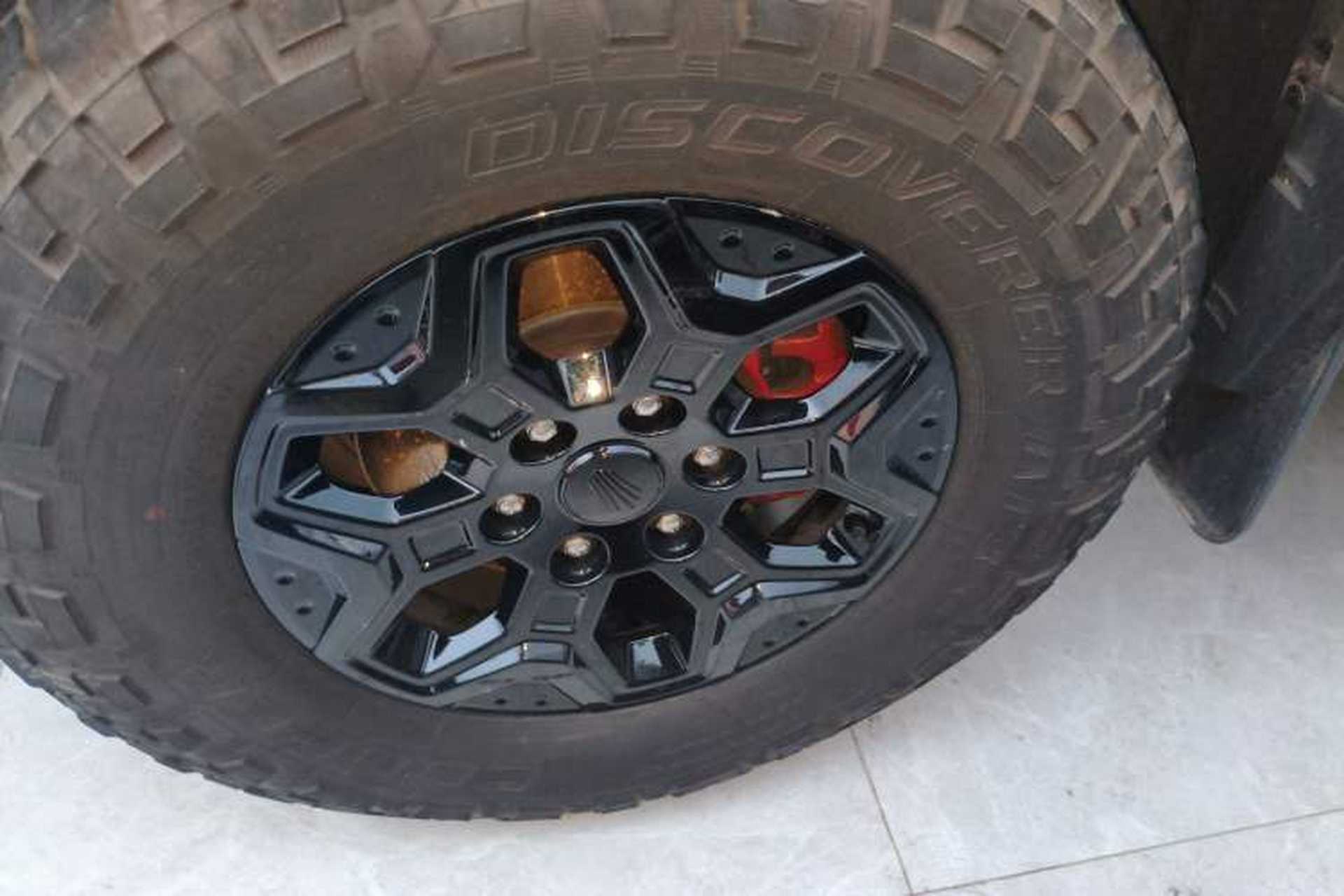 Used JMC DaDao 2023 Pursuer 2.3T Diesel Automatic 4x4 Standard-Wheel Prestige Model Left Front Wheel Hub