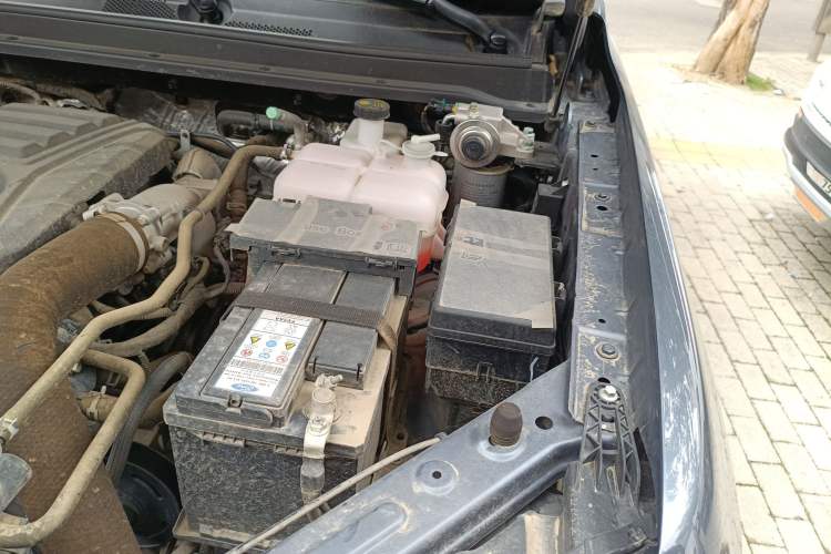 Used JMC DaDao 2023 All-Purpose 2.3T Diesel Manual Two-Wheel Drive Standard-Wheelbase Comfort Edition Engine Bay Left