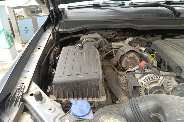 Used JMC DaDao 2023 All-Purpose 2.3T Diesel Manual Two-Wheel Drive Standard-Wheelbase Comfort Edition Engine Bay Right
