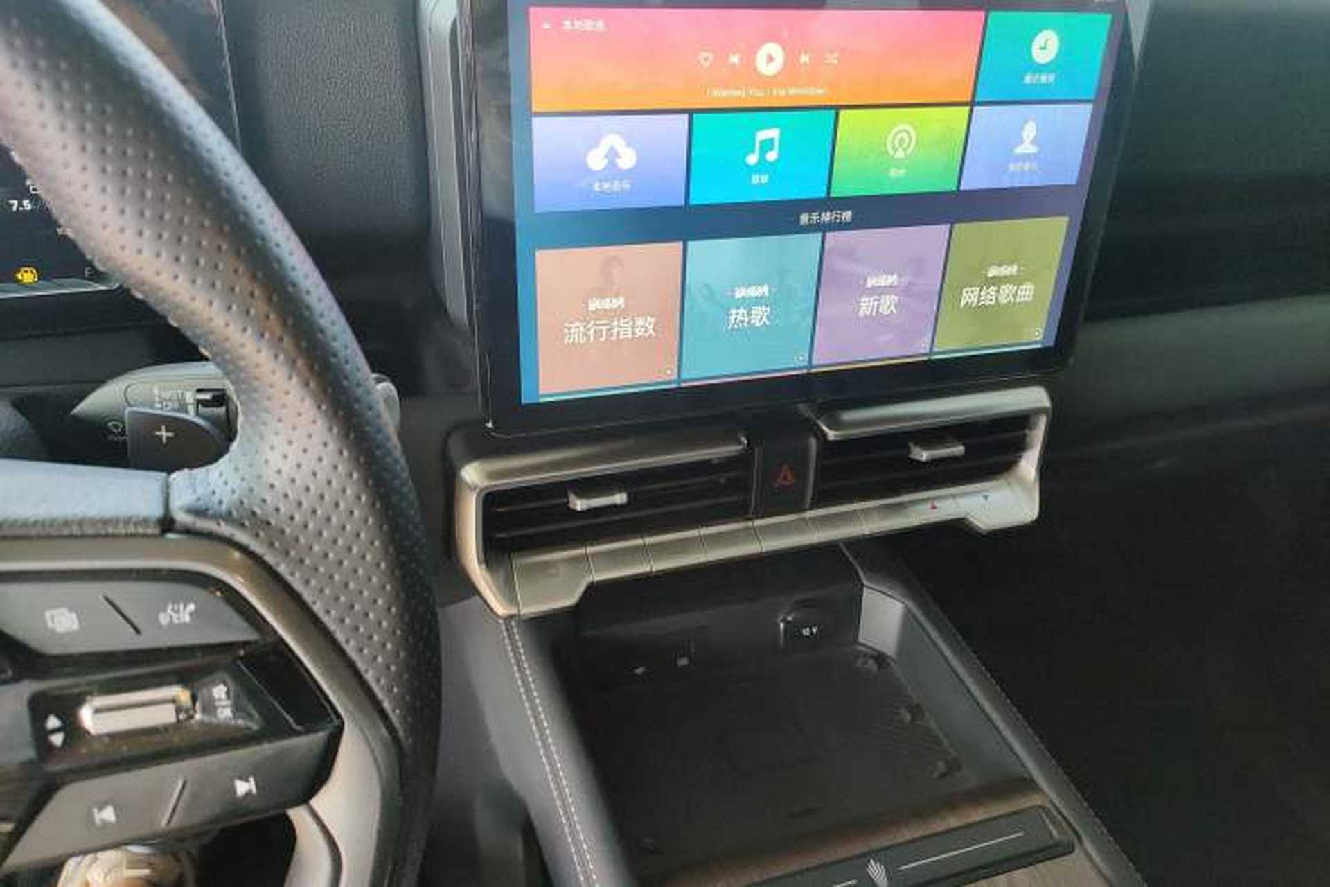 Used JMC DaDao 2023 Pursuer 2.3T Diesel Automatic 4x4 Standard-Wheel Prestige Model Audio And AC Panel