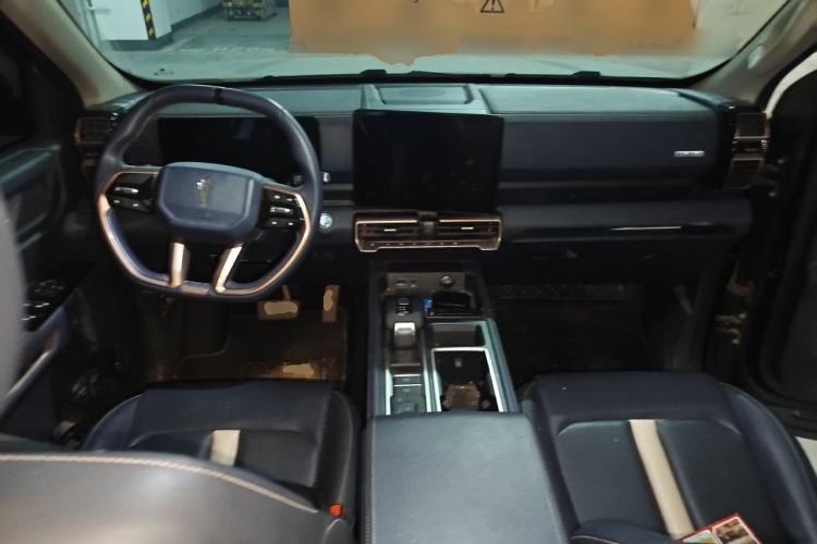 Used JMC DaDao 2023 Chasing Light 2.3T Gasoline Automatic Two-Wheel Drive Standard Wheelbase Enjoyment Model Center Console