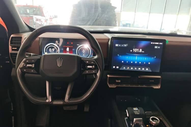 Used JMC DaDao 2023 Fly King 2.3T Gasoline Automatic 4x4 Extreme Edition Center Console