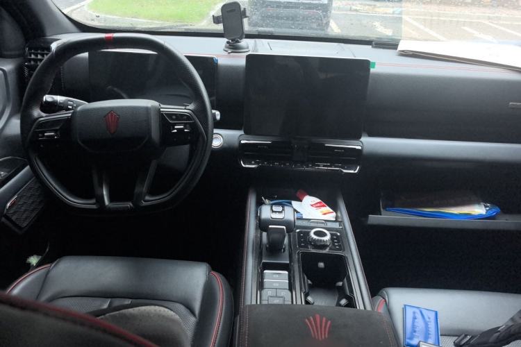 Used JMC DaDao 2023 Fly-Jiang 2.3T Diesel Automatic 4x4 Boundaryless Model Center Console