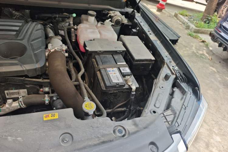 Used JMC DaDao 2023 All-Purpose Model 2.3T Diesel Automatic Two-Wheel Drive Standard Wheelbase Comfort Edition Engine Bay Left