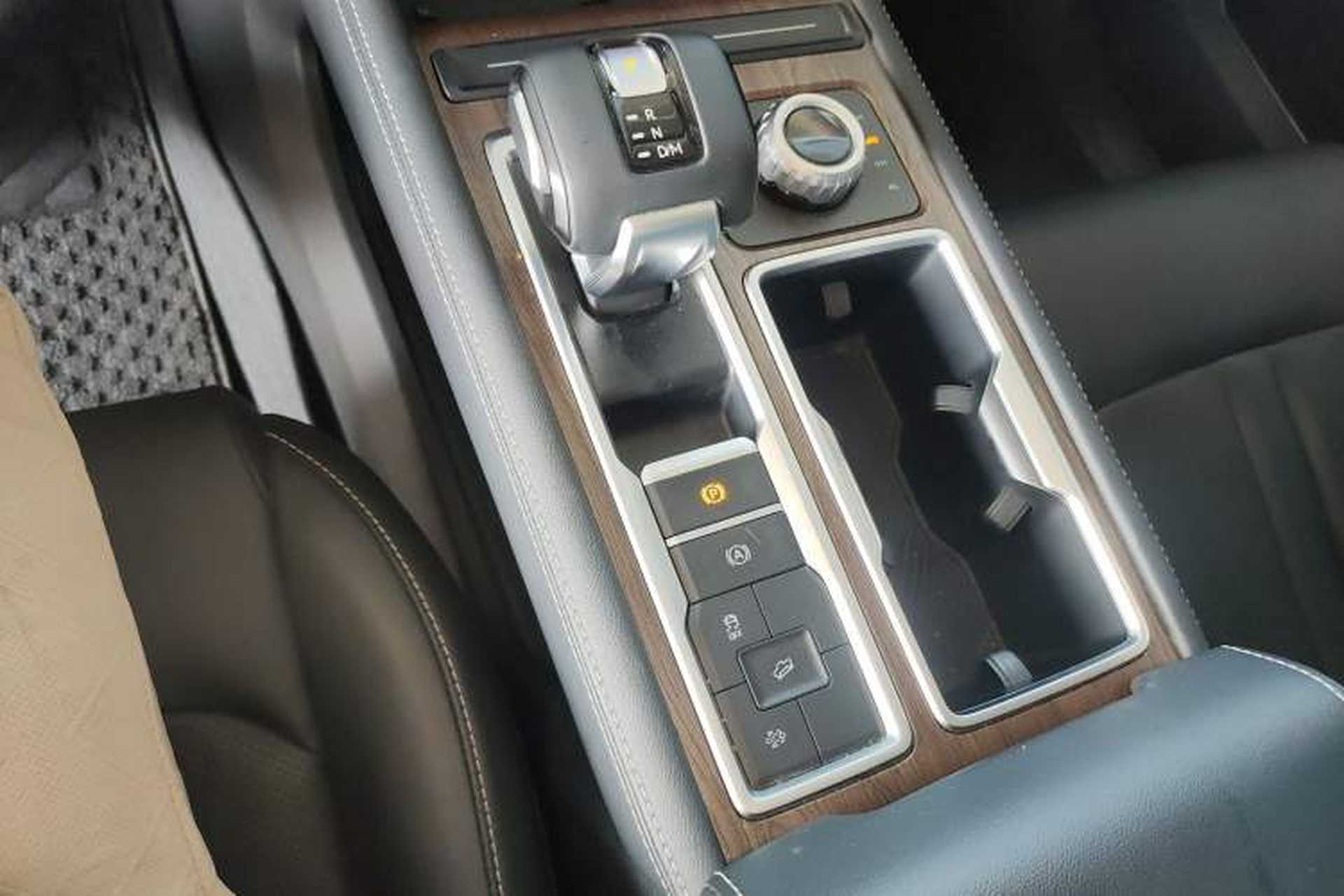 Used JMC DaDao 2023 Pursuer 2.3T Diesel Automatic 4x4 Standard-Wheel Prestige Model Gear Lever
