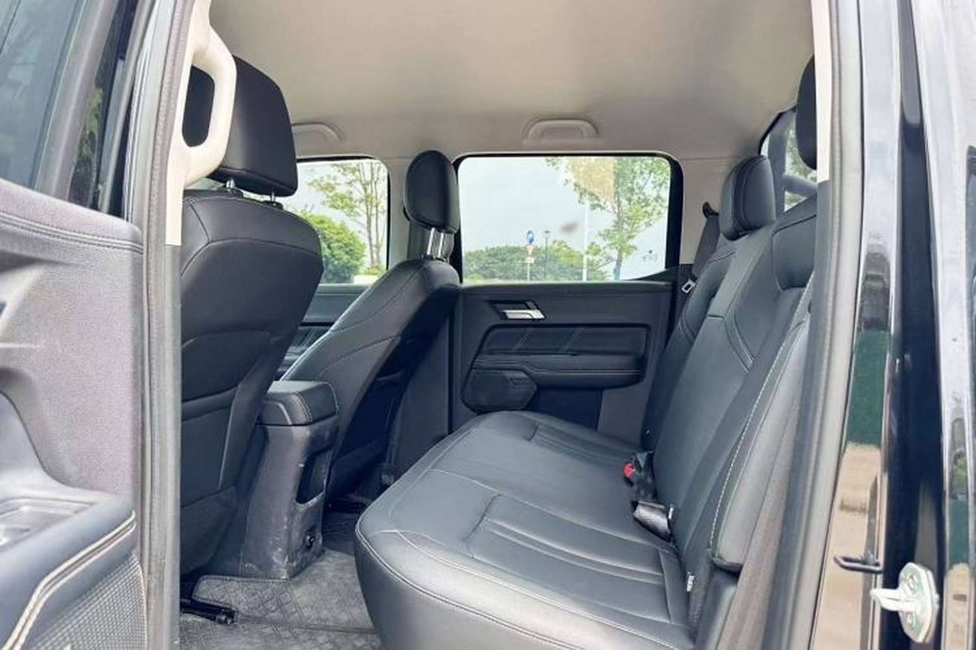 Used JMC DaDao 2023 All-Purpose 2.3T Diesel Manual Two-Wheel Drive Long-Wheelbase Comfort Edition Left Rear Seat