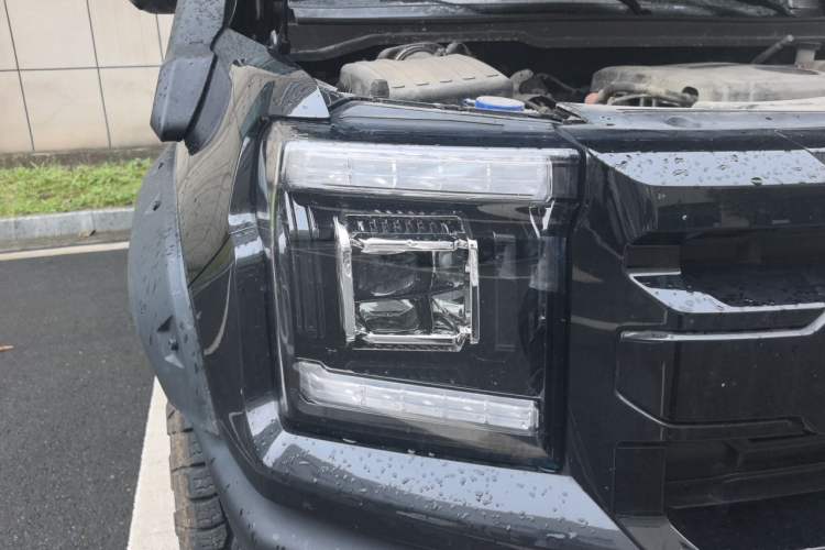 Used JMC DaDao 2023 Fly-Jiang 2.3T Diesel Automatic 4x4 Boundaryless Model Right Front Headlight