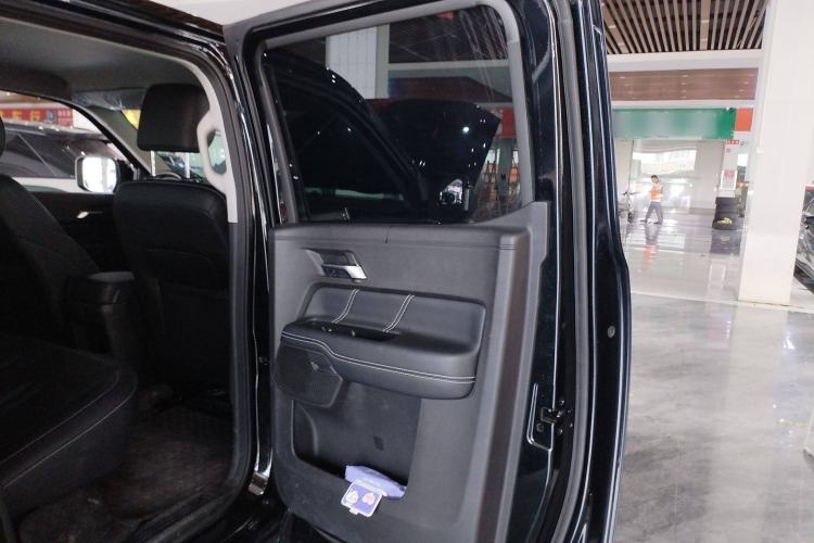 Used JMC DaDao 2023 All-Purpose 2.3T Diesel Manual Two-Wheel Drive Long-Wheelbase Comfort Edition Right Rear Door Interior