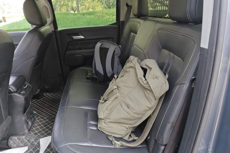 Used JMC DaDao 2023 All-Win 2.3T Diesel Automatic 4x4 Long-Wheelbase Comfort Edition Left Rear Seat
