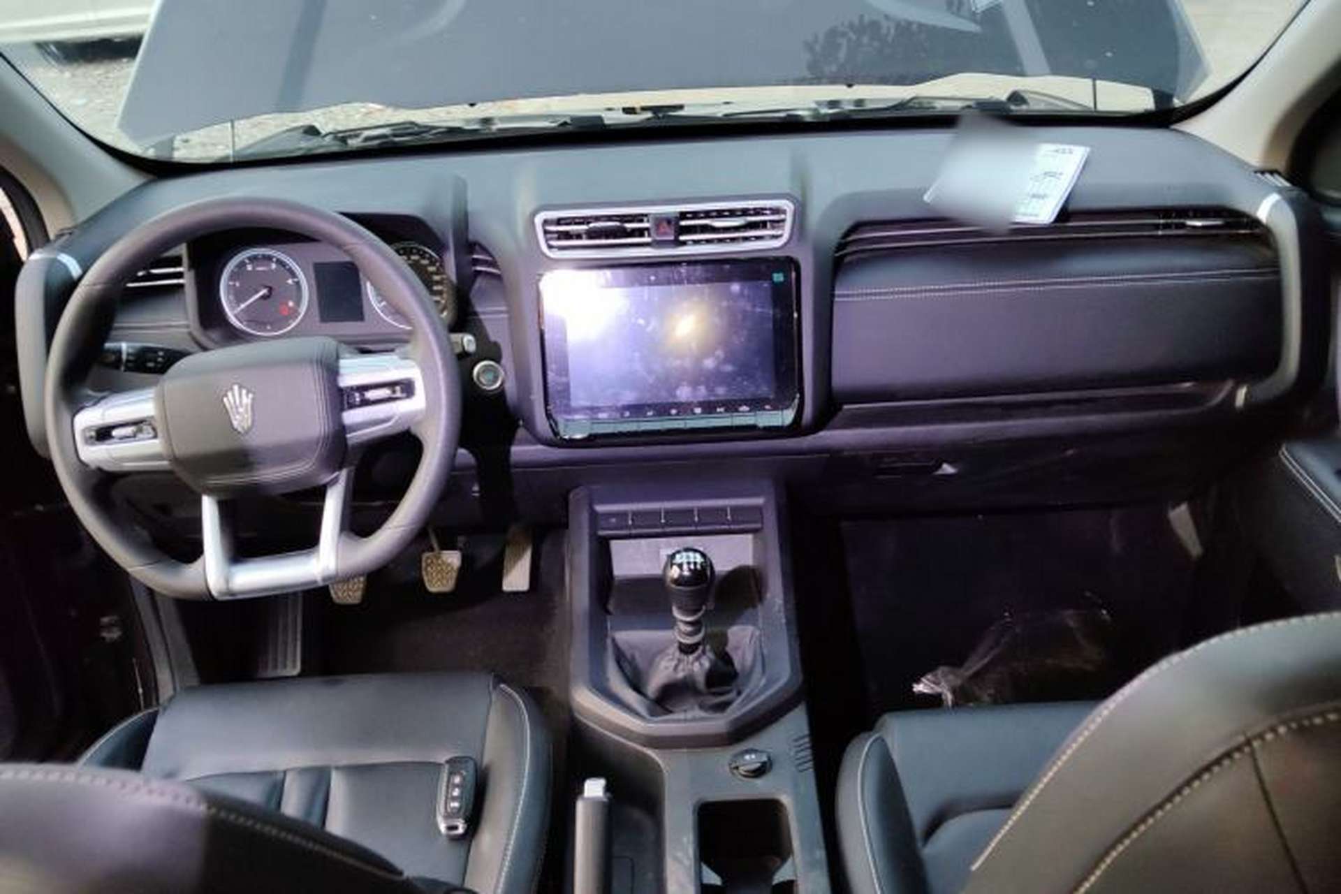 Used JMC DaDao 2023 All-Purpose 2.3T Diesel Manual Two-Wheel Drive Long-Wheelbase Comfort Edition Center Console