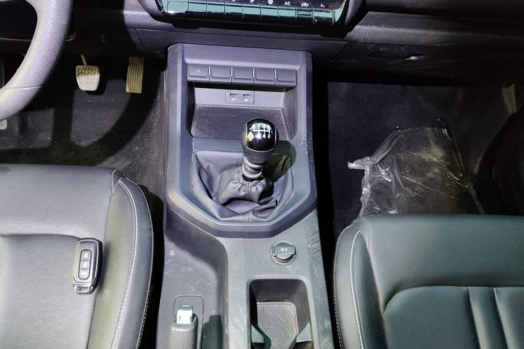 Used JMC DaDao 2023 All-Purpose 2.3T Diesel Manual Two-Wheel Drive Long-Wheelbase Comfort Edition Gear Lever