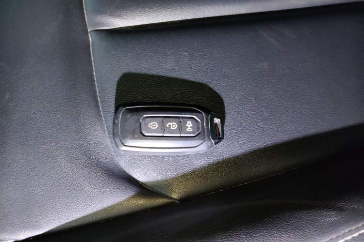 Used JMC DaDao 2023 All-Purpose 2.3T Diesel Manual Two-Wheel Drive Long-Wheelbase Comfort Edition Vehicle Key