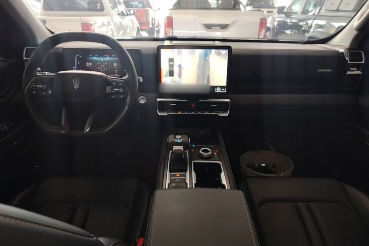 Used JMC DaDao 2023 Chasing Light 2.3T Gasoline Automatic 4x4 Standard-Wheel Enjoyment Model Center Console