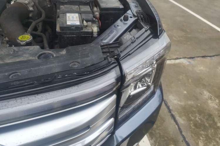 Used JMC DaDao 2023 Pursuer 2.3T Diesel Automatic 4x4 Standard-Wheel Prestige Model Engine Bay Left