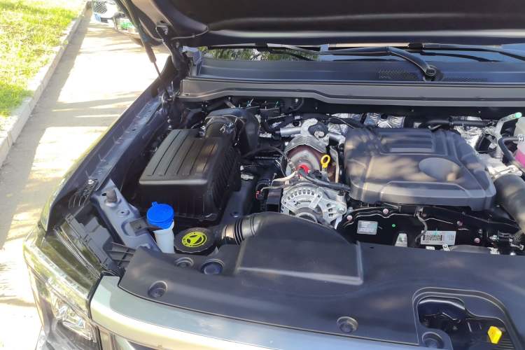 Used JMC DaDao 2023 All-Win 2.3T Diesel Automatic 4x4 Long-Wheelbase Comfort Edition Engine Bay Right