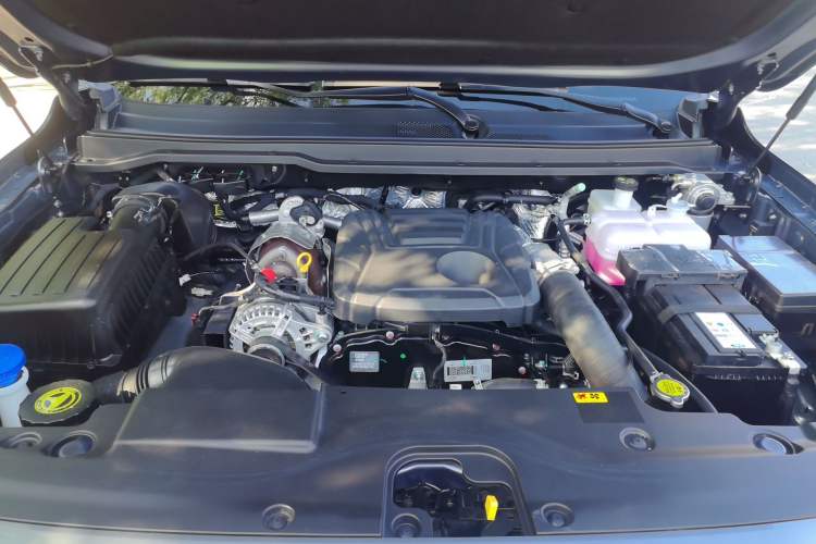 Used JMC DaDao 2023 All-Win 2.3T Diesel Automatic 4x4 Long-Wheelbase Comfort Edition Engine Bay