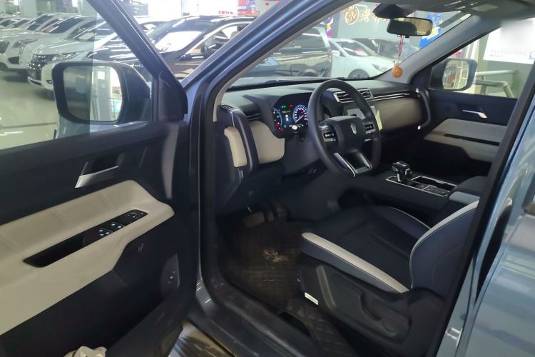 Used JMC DaDao 2023 All-Win 2.3T Diesel Automatic 4x4 Long-Wheelbase Comfort Edition Interior 3