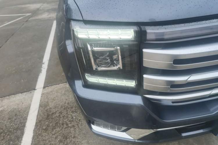Used JMC DaDao 2023 Pursuer 2.3T Diesel Automatic 4x4 Standard-Wheel Prestige Model Right Front Headlight
