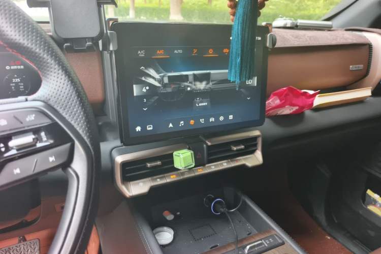 Used JMC DaDao 2023 Fly King 2.3T Gasoline Automatic 4x4 Extreme Edition Audio And AC Panel