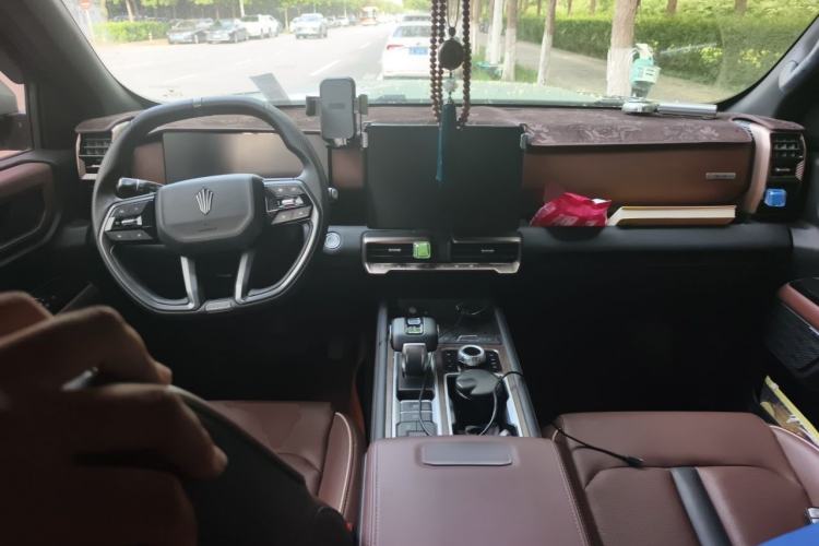 Used JMC DaDao 2023 Fly King 2.3T Gasoline Automatic 4x4 Extreme Edition Center Console