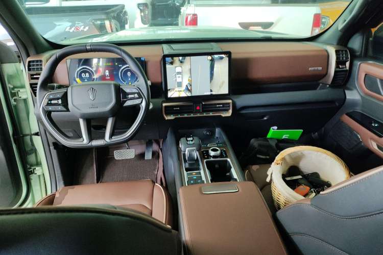 Used JMC DaDao 2023 Fly-Jiang 2.3T Diesel Automatic 4x4 Extreme Edition Center Console