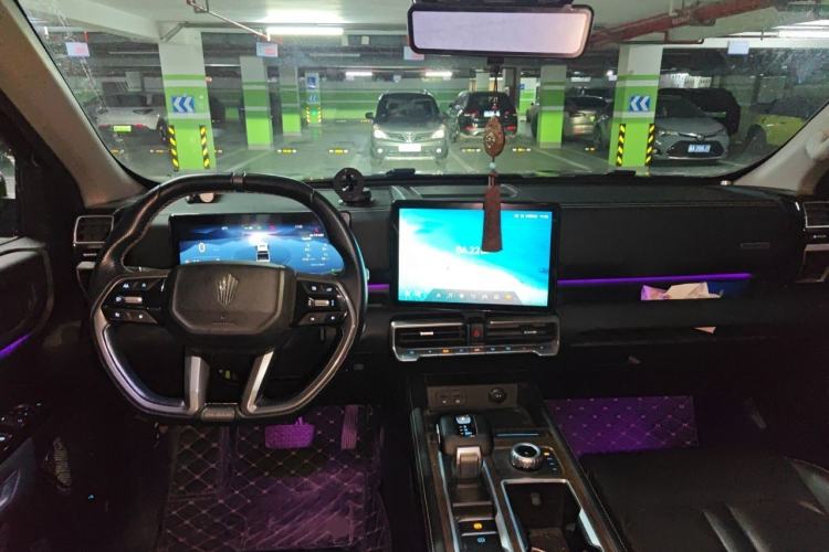 Used JMC DaDao 2023 GWM Tank 2.3T Gasoline Automatic 4x4 Standard-Wheel Supreme Edition Center Console