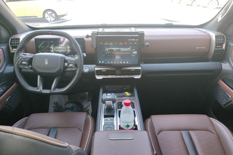 Used JMC DaDao 2023 Fly King 2.3T Gasoline Automatic 4x4 Extreme Edition Center Console