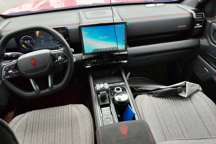 Used JMC DaDao 2023 Fly-Jiang 2.3T Gasoline Automatic 4x4 Boundaryless Model Center Console