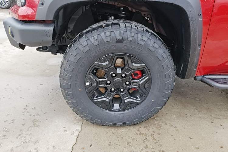 Used JMC DaDao 2023 Fly King 2.3T Gasoline Automatic 4x4 Extreme Edition Left Front Wheel Hub