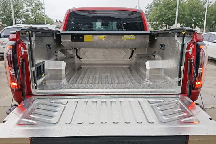 Used JMC DaDao 2023 Fly King 2.3T Gasoline Automatic 4x4 Extreme Edition Trunk