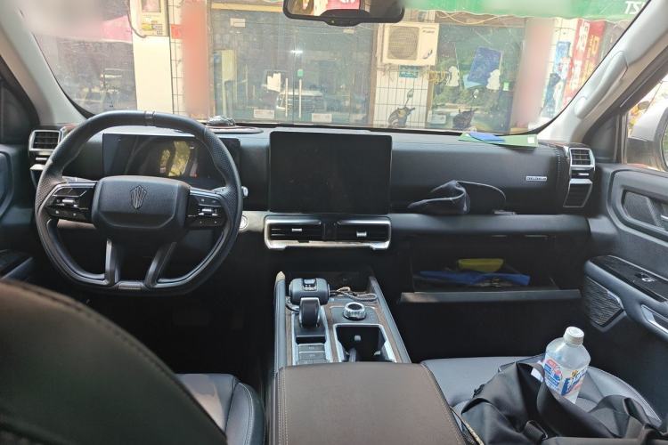 Used JMC DaDao 2023 Chasing Light 2.3T Diesel Automatic 4x4 Standard-Wheel Enjoyment Model Center Console