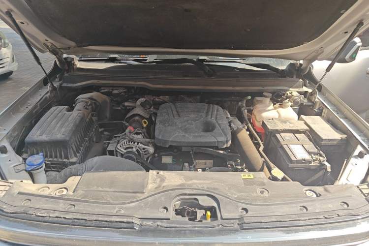 Used JMC DaDao 2023 Chasing Light 2.3T Diesel Automatic 4x4 Standard-Wheel Enjoyment Model Engine Bay