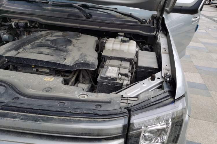 Used JMC DaDao 2023 Chasing Light 2.3T Gasoline Automatic 4x4 Standard-Wheel Enjoyment Model Engine Bay Left
