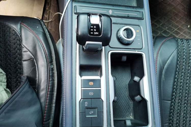 Used JMC DaDao 2023 Chasing Light 2.3T Gasoline Automatic 4x4 Standard-Wheel Enjoyment Model Gear Lever