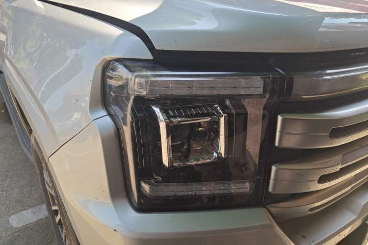 Used JMC DaDao 2023 Chasing Light 2.3T Diesel Automatic 4x4 Standard-Wheel Enjoyment Model Right Front Headlight