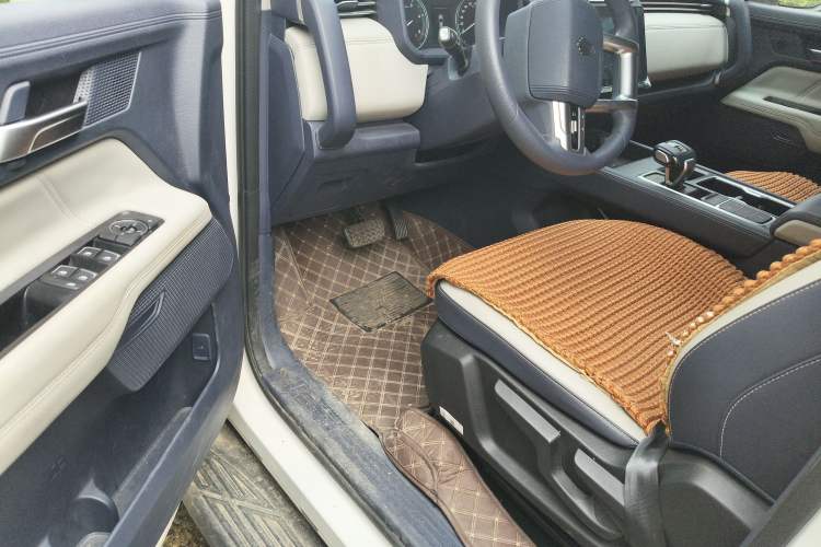 Used JMC DaDao 2023 All-Purpose Model 2.3T Diesel Automatic Two-Wheel Drive Standard Wheelbase Comfort Edition Interior 3