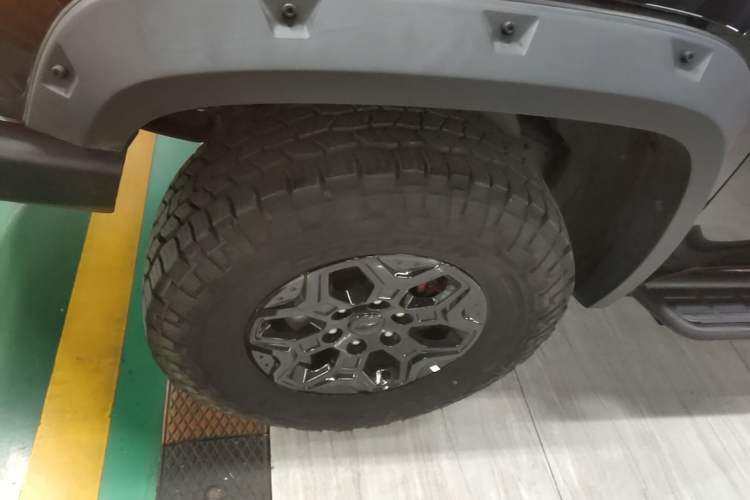 Used JMC DaDao 2024 Explorer 2.3T Diesel Automatic 4x4 Extreme Edition Left Front Wheel Hub