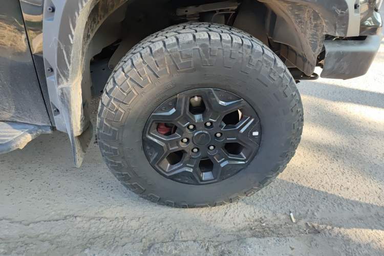 Used JMC DaDao 2024 Explorer 2.3T Diesel Automatic 4x4 Extreme Edition Right Front Wheel Hub