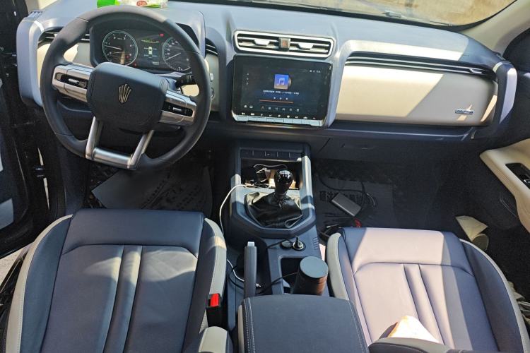 Used JMC DaDao 2024 All-Purpose Model 2.3T Diesel Manual 4x4 Comfort Edition Flat-Bed Cargo Box Center Console