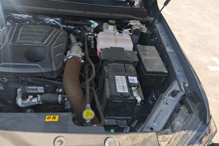 Used JMC DaDao 2024 All-Purpose Model 2.3T Diesel Manual 4x4 Comfort Edition Flat-Bed Cargo Box Engine Bay Left