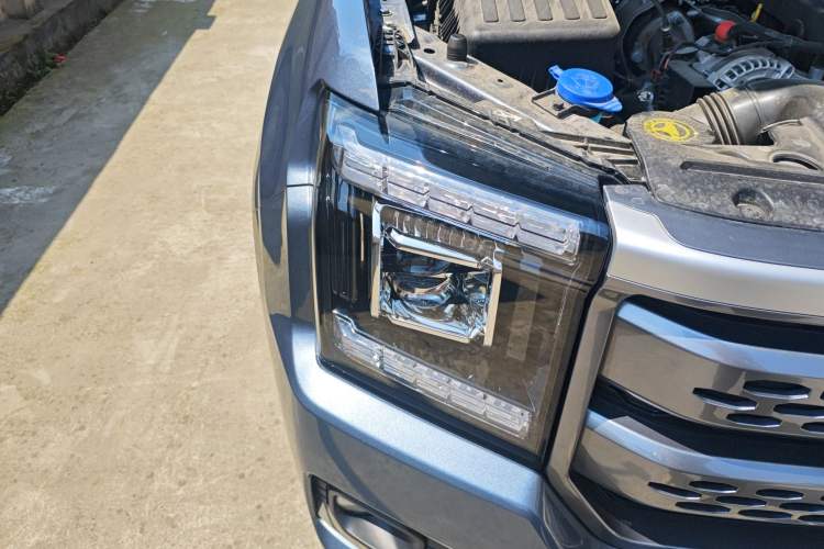 Used JMC DaDao 2024 All-Purpose Model 2.3T Diesel Manual 4x4 Comfort Edition Flat-Bed Cargo Box Right Front Headlight