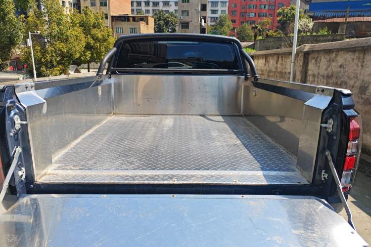 Used JMC DaDao 2024 All-Purpose Model 2.3T Diesel Manual 4x4 Comfort Edition Flat-Bed Cargo Box Trunk