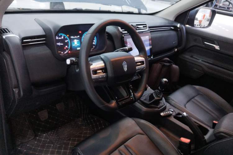 Used JMC DaDao 2024 All-Purpose 2.3T Diesel Manual Two-Wheel Drive Standard-Wheelbase Comfort Edition Center Console