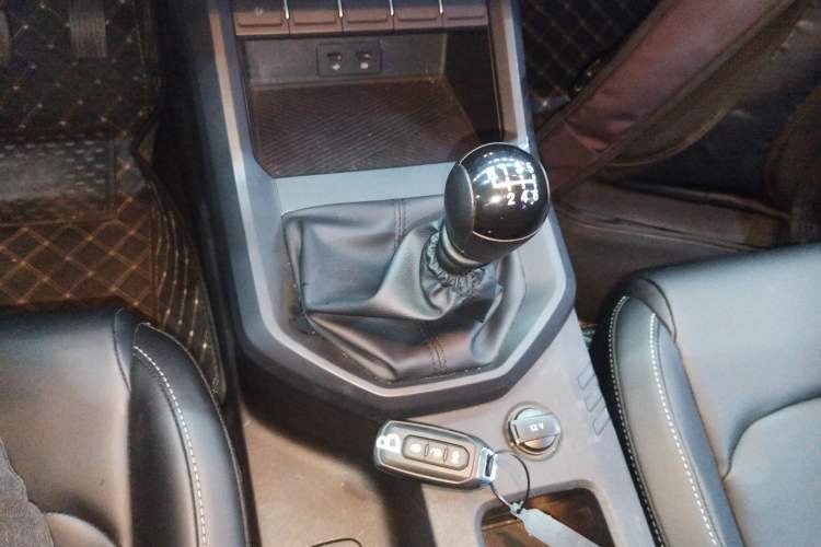 Used JMC DaDao 2024 All-Purpose 2.3T Diesel Manual Two-Wheel Drive Standard-Wheelbase Comfort Edition Gear Lever